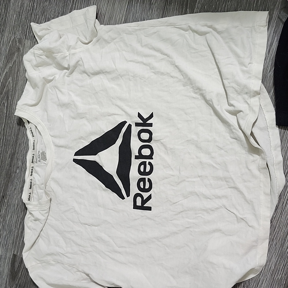White rebok t-shirt in white